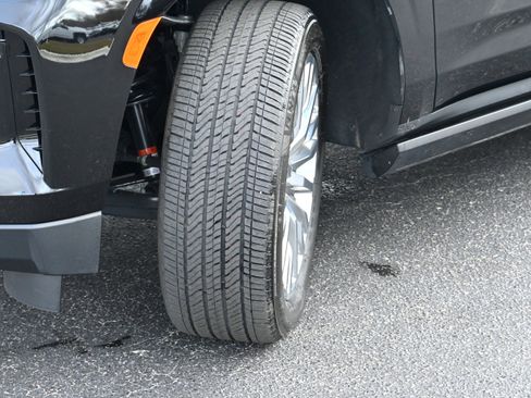 Used 2024 Chevrolet Suburban Premier w/ Premium Package 2 image 40