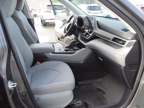 Used 2023 Toyota Highlander LE image 16
