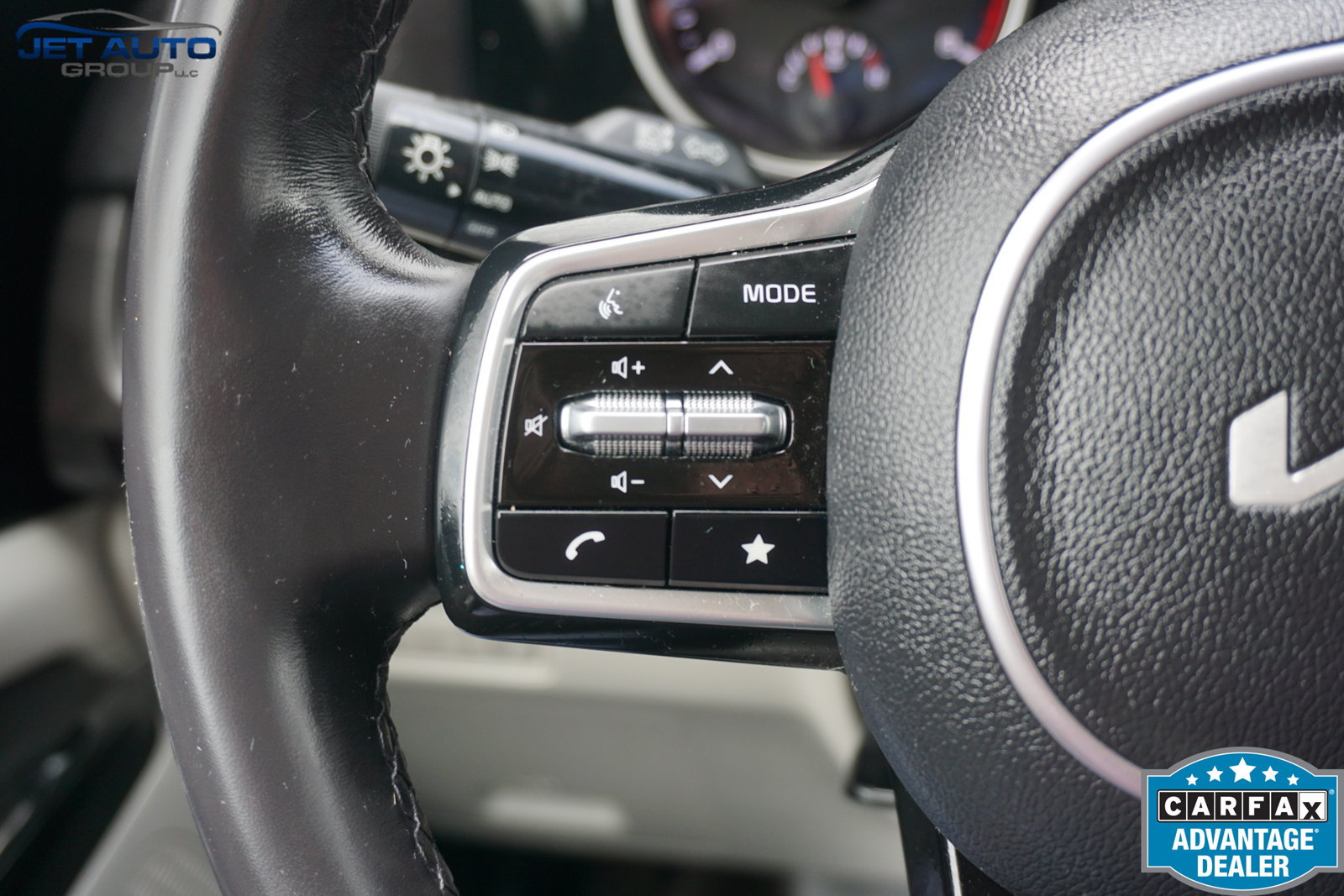 Used 2023 Kia Carnival EX FWD image 42