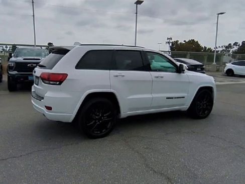 Used 2018 Jeep Grand Cherokee Altitude RWD image 8