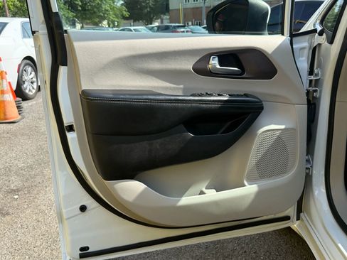 Used 2021 Chrysler Voyager Lxi image 7