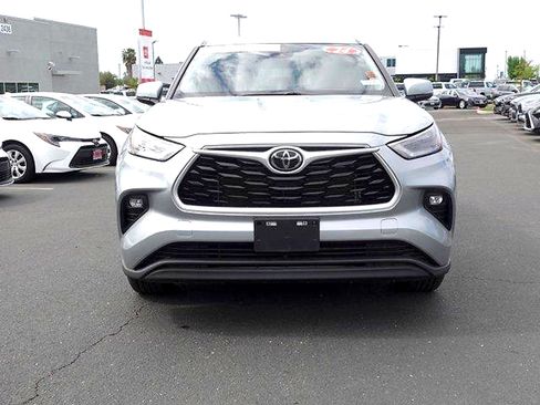 Certified 2024 Toyota Highlander LE AWD/4WD image 8