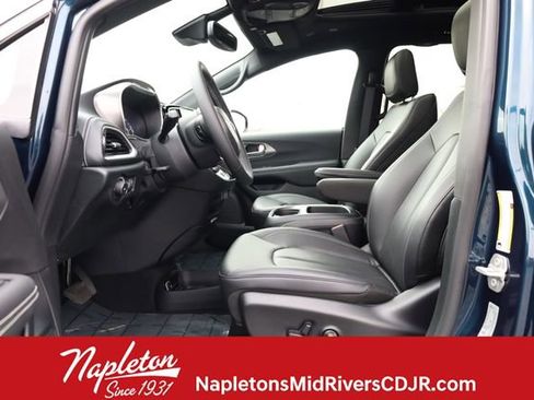 Used 2025 Chrysler Pacifica Select image 10