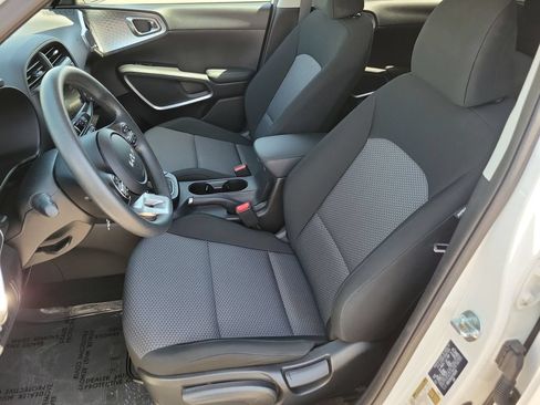 Used 2025 Kia Soul LX w/ LX Technology Package FWD image 16