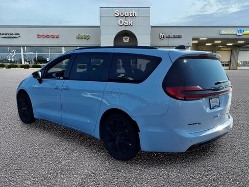 Certified 2025 Chrysler Pacifica Limited FWD image 4