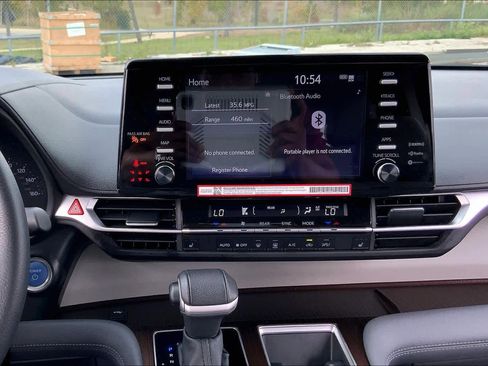 Used 2024 Toyota Sienna XLE image 6