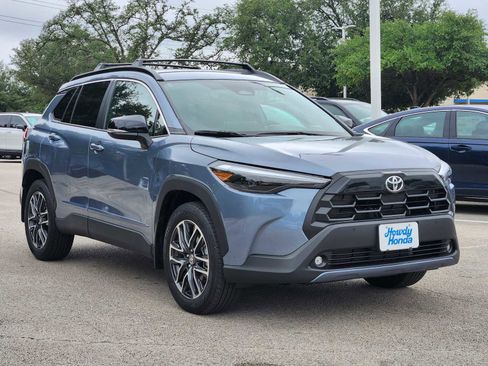 Used 2026 Toyota Corolla Cross XLE FWD image 3