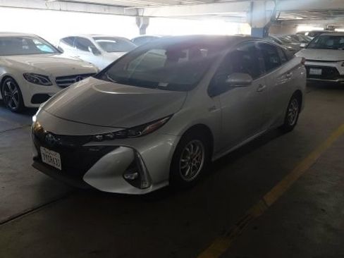 Used 2017 Toyota Prius Prime Advanced w/ Preferred Accessory Package FWD image 2