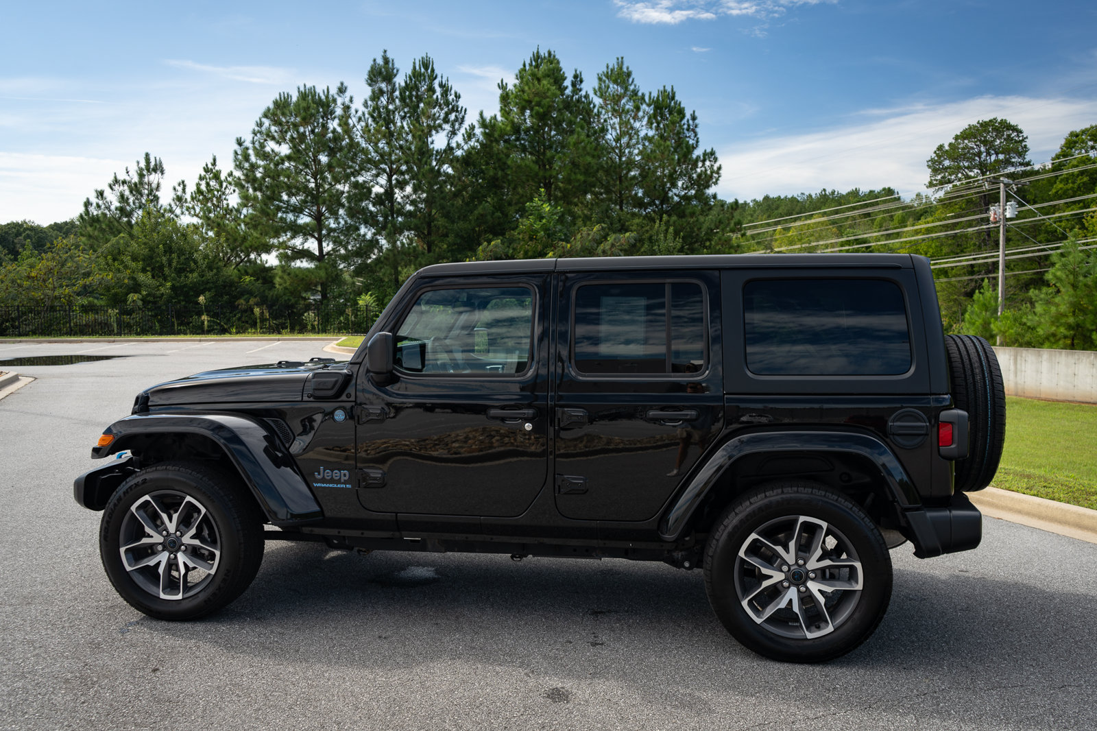 Used 2024 Jeep Wrangler Unlimited w/ Convenience Group AWD/4WD image 7
