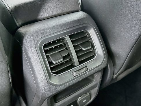 Used 2018 Volkswagen Tiguan SE AWD/4WD image 33
