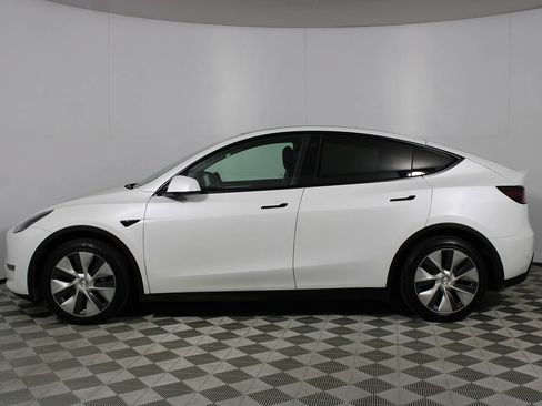 Used 2022 Tesla Model Y Long Range AWD/4WD image 32