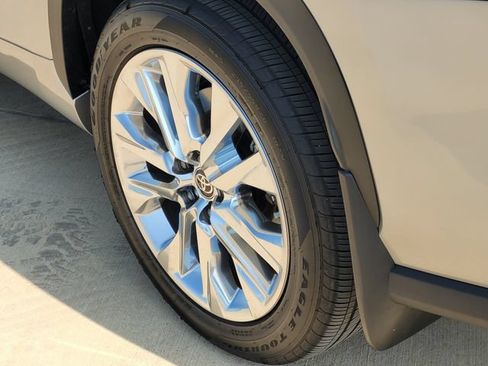 Used 2024 Toyota Highlander Limited AWD/4WD image 7