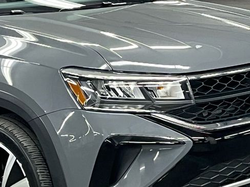 Used 2023 Volkswagen Taos SE w/ Panoramic Sunroof Package image 40