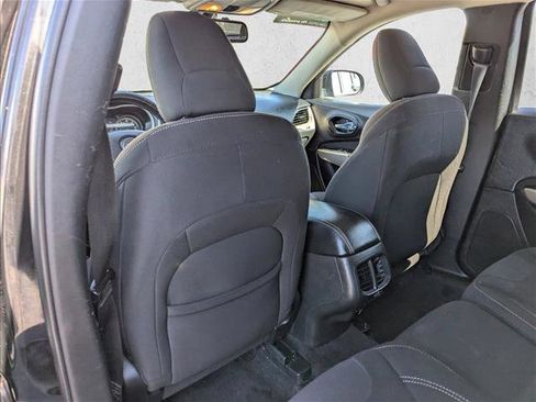 Used 2017 Jeep Cherokee Latitude AWD/4WD image 22