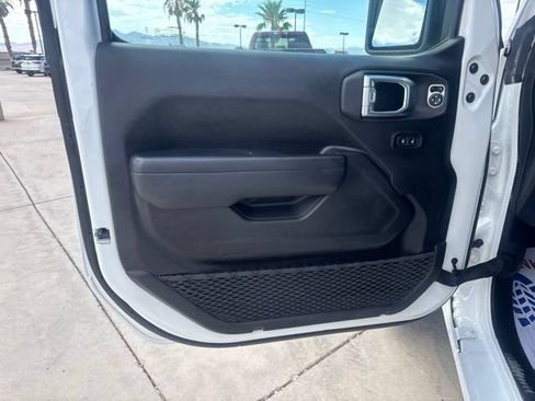 Certified 2025 Jeep Gladiator Sport AWD/4WD image 17