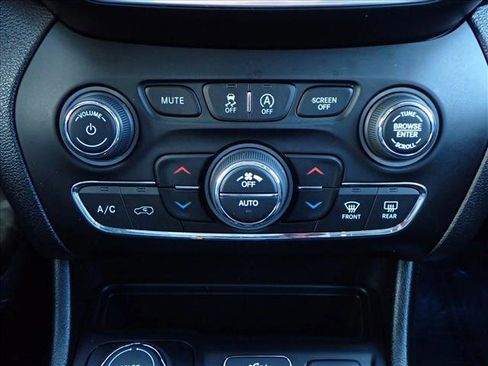 Used 2021 Jeep Cherokee Limited image 21