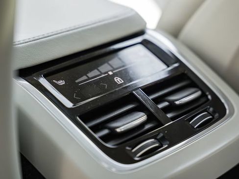 Certified 2023 Volvo XC90 T8 Ultimate w/ Lounge Package AWD/4WD image 32