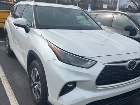 Used 2024 Toyota Highlander XLE image 2