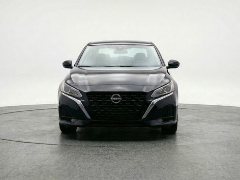 Used 2025 Nissan Altima 2.5 SV FWD image 2