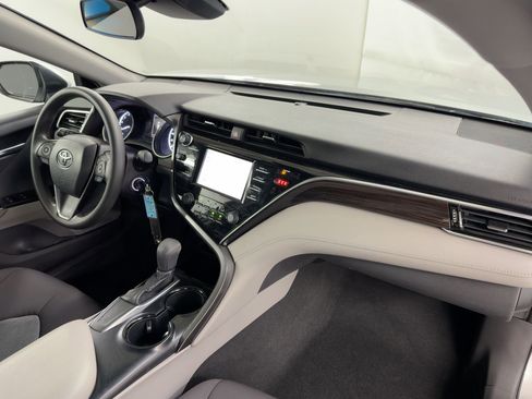 Used 2018 Toyota Camry LE image 33