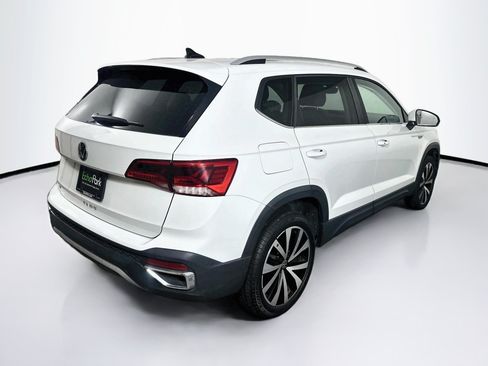 Used 2022 Volkswagen Taos SE w/ Panoramic Sunroof Package FWD image 9