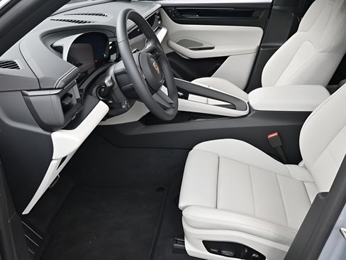 Certified 2025 Porsche Macan 4S Electric AWD/4WD image 6