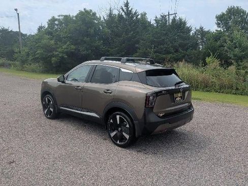 Used 2025 Nissan Kicks SR w/ SR Premium Package FWD image 4