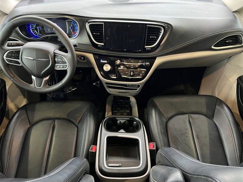 Used 2024 Chrysler Pacifica Select image 42