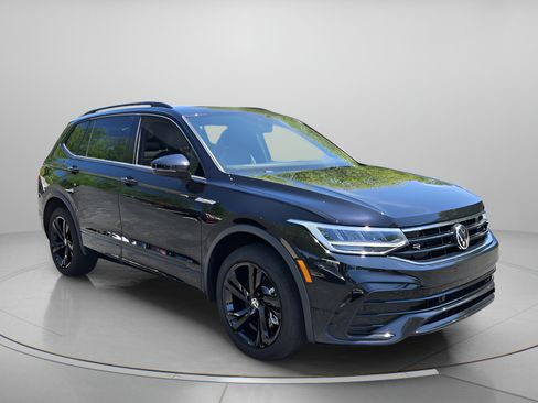 Used 2023 Volkswagen Tiguan SE R-Line FWD image 7