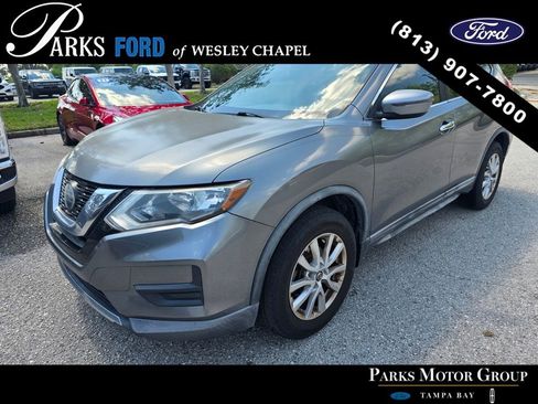 Used 2018 Nissan Rogue SV image 3