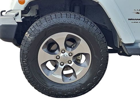 Used 2018 Jeep Wrangler Unlimited Sahara w/ Connectivity Group AWD/4WD image 30