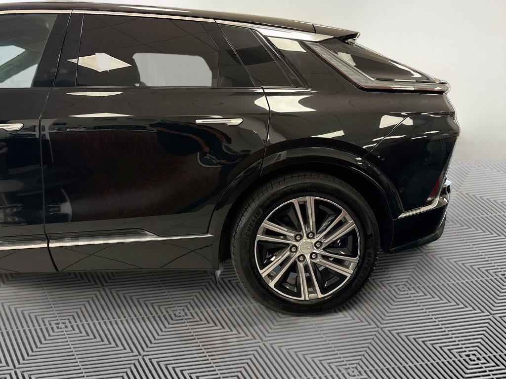 Used 2024 Cadillac Lyriq Luxury AWD/4WD image 7