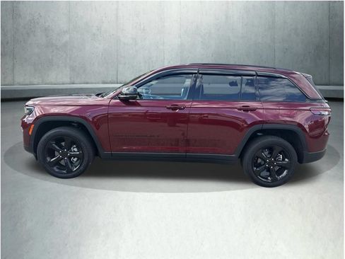 Used 2025 Jeep Grand Cherokee Altitude AWD/4WD image 2