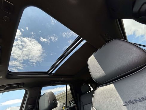 Used 2024 GMC Yukon Denali RWD image 11