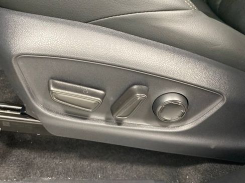 Used 2025 Toyota Tacoma Limited AWD/4WD image 13
