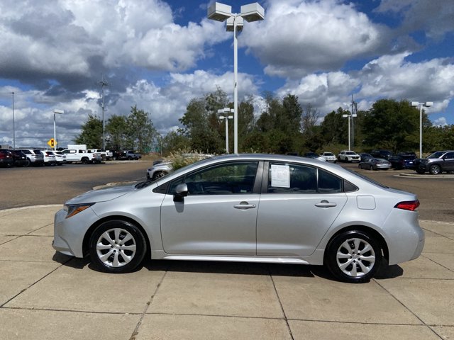 Used 2025 Toyota Corolla LE FWD image 6
