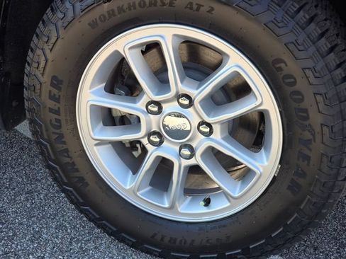 Used 2020 Jeep Grand Cherokee Laredo RWD image 10