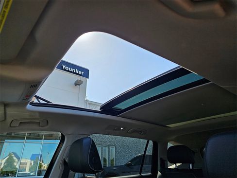 Used 2024 Volkswagen Tiguan SE w/ Panoramic Sunroof Package image 18