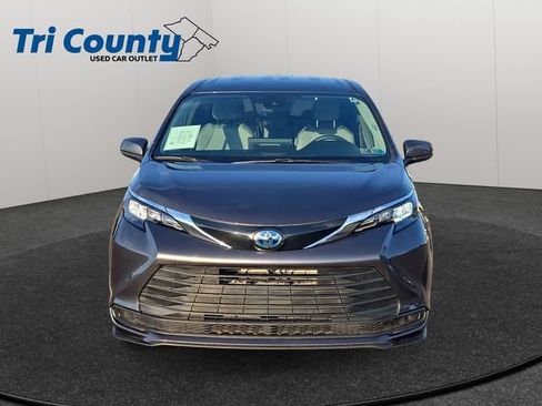Certified 2025 Toyota Sienna LE FWD image 2