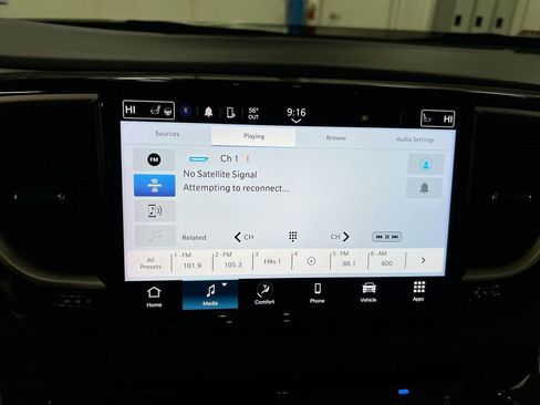 Used 2024 Chrysler Pacifica Touring-L image 14