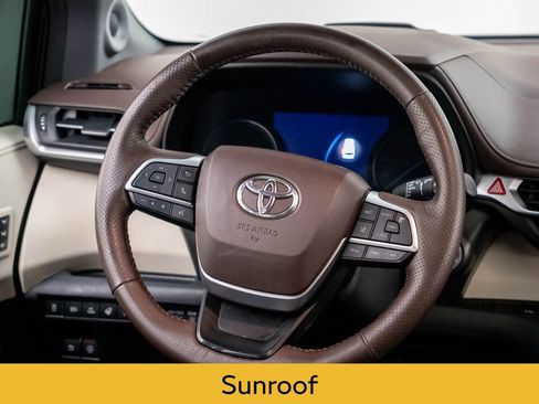 Used 2021 Toyota Sienna Platinum image 11