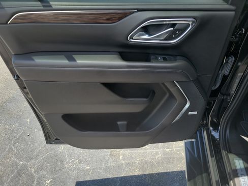Used 2023 Chevrolet Suburban LT w/ Luxury Package RWD image 18