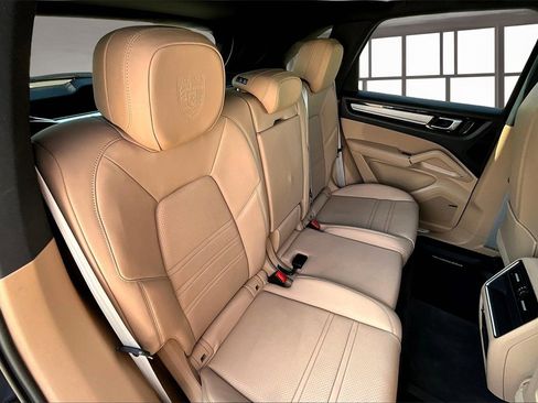 Used 2023 Porsche Cayenne Platinum Edition image 28