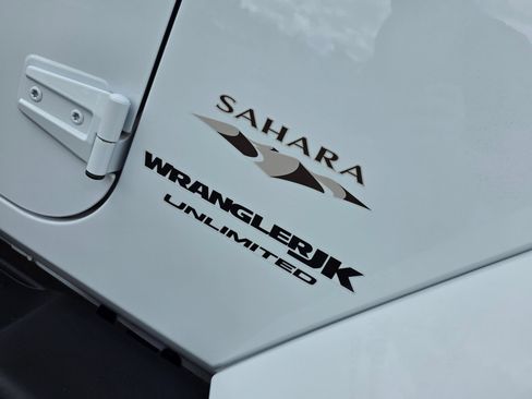 Used 2018 Jeep Wrangler Unlimited Sahara w/ Connectivity Group AWD/4WD image 9