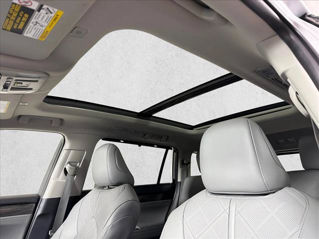 Used 2024 Toyota Highlander Platinum FWD image 2
