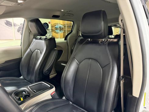 Used 2023 Chrysler Pacifica Touring-L FWD image 42