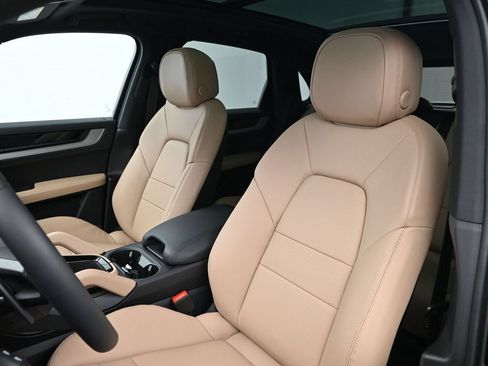 Certified 2026 Porsche Cayenne AWD/4WD image 5