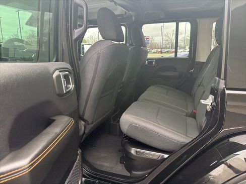 Used 2025 Jeep Wrangler Unlimited Sahara image 6