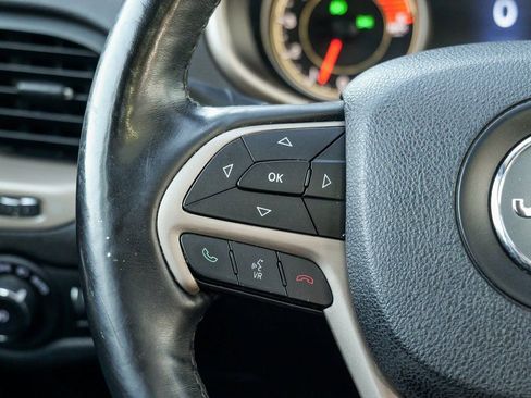 Used 2017 Jeep Cherokee Limited image 38