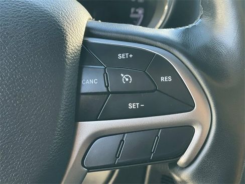 Used 2022 Jeep Grand Cherokee Laredo X image 10